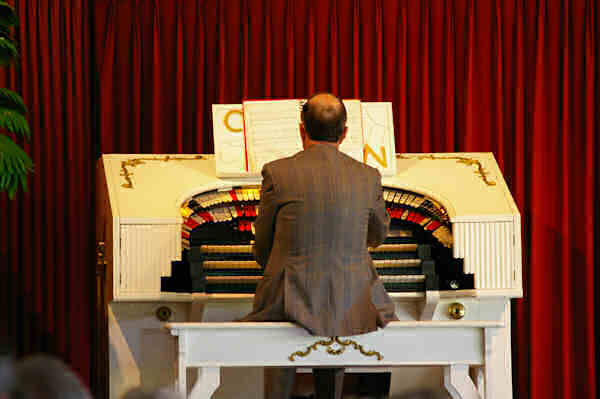 Dave Parker starting the variety concert with organ music
